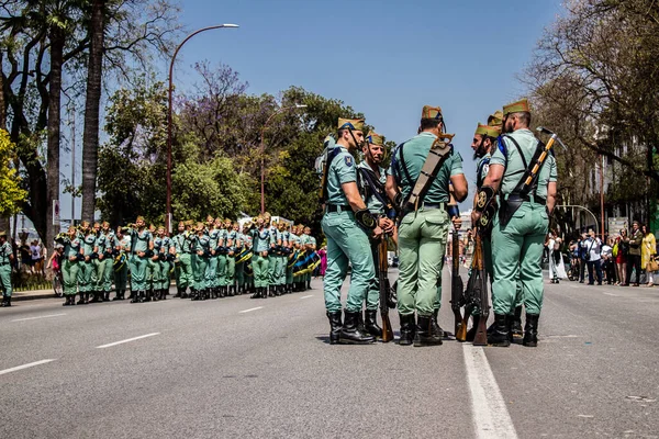 Seville, İspanya - 01 Mayıs 2022 İspanyol Lejyonu 'ndan profesyonel askerlerin geçidi, İspanyol Ordusu' nun bu askeri birliği Feria 'nın fırlatılması için Seville sokaklarında geçit töreni düzenliyor.