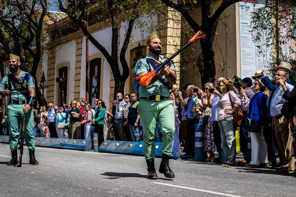 Seville, İspanya - 01 Mayıs 2022 İspanyol Lejyonu 'ndan profesyonel askerlerin geçidi, İspanyol Ordusu' nun bu askeri birliği Feria 'nın fırlatılması için Seville sokaklarında geçit töreni düzenliyor.