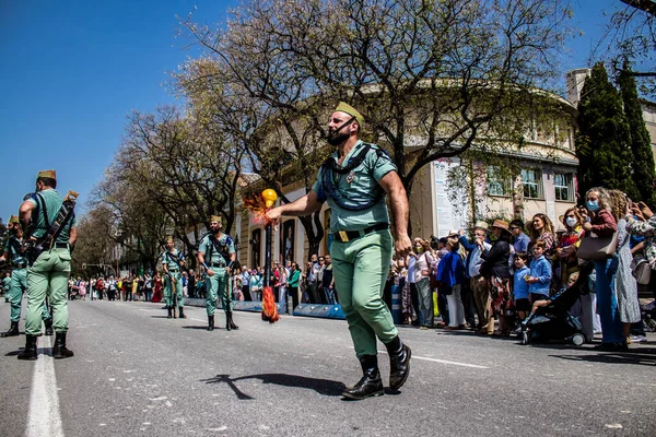 Seville, İspanya - 01 Mayıs 2022 İspanyol Lejyonu 'ndan profesyonel askerlerin geçidi, İspanyol Ordusu' nun bu askeri birliği Feria 'nın fırlatılması için Seville sokaklarında geçit töreni düzenliyor.