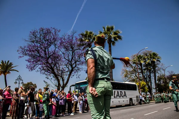 Seville, İspanya - 01 Mayıs 2022 İspanyol Lejyonu 'ndan profesyonel askerlerin geçidi, İspanyol Ordusu' nun bu askeri birliği Feria 'nın fırlatılması için Seville sokaklarında geçit töreni düzenliyor.