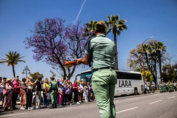 Seville, İspanya - 01 Mayıs 2022 İspanyol Lejyonu 'ndan profesyonel askerlerin geçidi, İspanyol Ordusu' nun bu askeri birliği Feria 'nın fırlatılması için Seville sokaklarında geçit töreni düzenliyor.