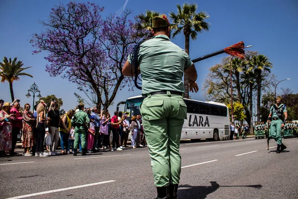 Seville, İspanya - 01 Mayıs 2022 İspanyol Lejyonu 'ndan profesyonel askerlerin geçidi, İspanyol Ordusu' nun bu askeri birliği Feria 'nın fırlatılması için Seville sokaklarında geçit töreni düzenliyor.