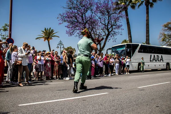Seville, İspanya - 01 Mayıs 2022 İspanyol Lejyonu 'ndan profesyonel askerlerin geçidi, İspanyol Ordusu' nun bu askeri birliği Feria 'nın fırlatılması için Seville sokaklarında geçit töreni düzenliyor.