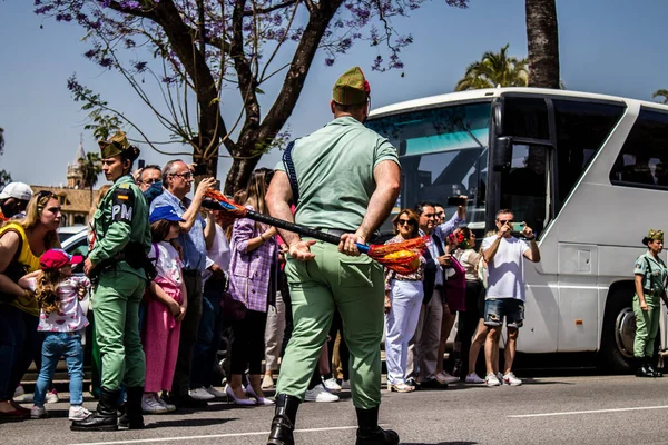 Seville, İspanya - 01 Mayıs 2022 İspanyol Lejyonu 'ndan profesyonel askerlerin geçidi, İspanyol Ordusu' nun bu askeri birliği Feria 'nın fırlatılması için Seville sokaklarında geçit töreni düzenliyor.