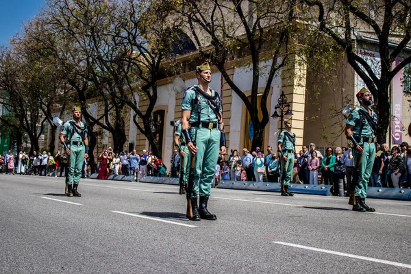 Seville, İspanya - 01 Mayıs 2022 İspanyol Lejyonu 'ndan profesyonel askerlerin geçidi, İspanyol Ordusu' nun bu askeri birliği Feria 'nın fırlatılması için Seville sokaklarında geçit töreni düzenliyor.