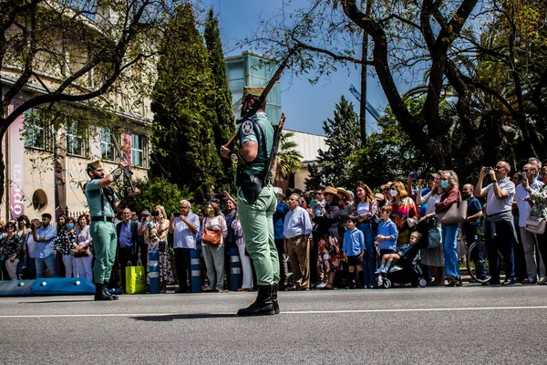 Seville, İspanya - 01 Mayıs 2022 İspanyol Lejyonu 'ndan profesyonel askerlerin geçidi, İspanyol Ordusu' nun bu askeri birliği Feria 'nın fırlatılması için Seville sokaklarında geçit töreni düzenliyor.