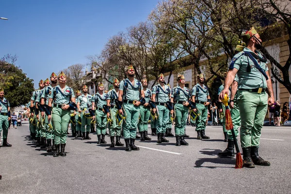 Seville, İspanya - 01 Mayıs 2022 İspanyol Lejyonu 'ndan profesyonel askerlerin geçidi, İspanyol Ordusu' nun bu askeri birliği Feria 'nın fırlatılması için Seville sokaklarında geçit töreni düzenliyor.