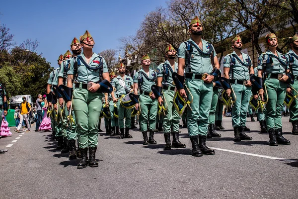 Seville, İspanya - 01 Mayıs 2022 İspanyol Lejyonu 'ndan profesyonel askerlerin geçidi, İspanyol Ordusu' nun bu askeri birliği Feria 'nın fırlatılması için Seville sokaklarında geçit töreni düzenliyor.