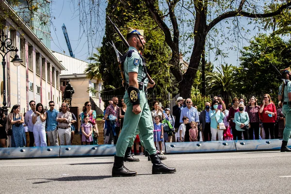 Seville, İspanya - 01 Mayıs 2022 İspanyol Lejyonu 'ndan profesyonel askerlerin geçidi, İspanyol Ordusu' nun bu askeri birliği Feria 'nın fırlatılması için Seville sokaklarında geçit töreni düzenliyor.