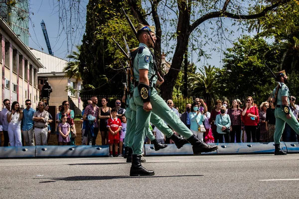Seville, İspanya - 01 Mayıs 2022 İspanyol Lejyonu 'ndan profesyonel askerlerin geçidi, İspanyol Ordusu' nun bu askeri birliği Feria 'nın fırlatılması için Seville sokaklarında geçit töreni düzenliyor.