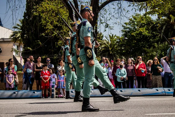 Seville, İspanya - 01 Mayıs 2022 İspanyol Lejyonu 'ndan profesyonel askerlerin geçidi, İspanyol Ordusu' nun bu askeri birliği Feria 'nın fırlatılması için Seville sokaklarında geçit töreni düzenliyor.