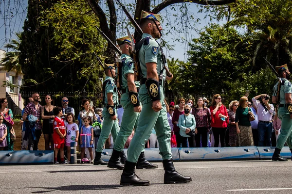 Seville, İspanya - 01 Mayıs 2022 İspanyol Lejyonu 'ndan profesyonel askerlerin geçidi, İspanyol Ordusu' nun bu askeri birliği Feria 'nın fırlatılması için Seville sokaklarında geçit töreni düzenliyor.