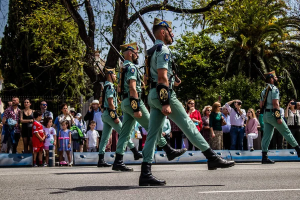 Seville, İspanya - 01 Mayıs 2022 İspanyol Lejyonu 'ndan profesyonel askerlerin geçidi, İspanyol Ordusu' nun bu askeri birliği Feria 'nın fırlatılması için Seville sokaklarında geçit töreni düzenliyor.