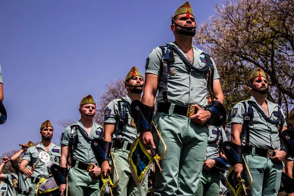 Seville, İspanya - 01 Mayıs 2022 İspanyol Lejyonu 'ndan profesyonel askerlerin geçidi, İspanyol Ordusu' nun bu askeri birliği Feria 'nın fırlatılması için Seville sokaklarında geçit töreni düzenliyor.