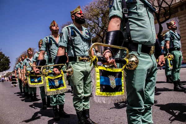 Seville, İspanya - 01 Mayıs 2022 İspanyol Lejyonu 'ndan profesyonel askerlerin geçidi, İspanyol Ordusu' nun bu askeri birliği Feria 'nın fırlatılması için Seville sokaklarında geçit töreni düzenliyor.