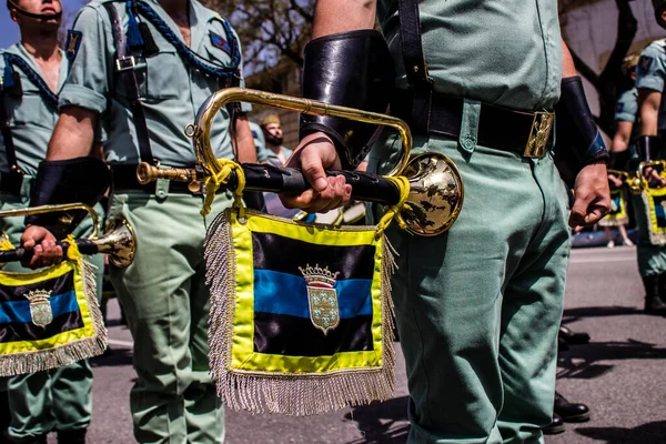 Seville, İspanya - 01 Mayıs 2022 İspanyol Lejyonu 'ndan profesyonel askerlerin geçidi, İspanyol Ordusu' nun bu askeri birliği Feria 'nın fırlatılması için Seville sokaklarında geçit töreni düzenliyor.