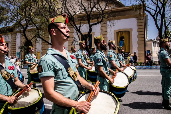 Seville, İspanya - 01 Mayıs 2022 İspanyol Lejyonu 'ndan profesyonel askerlerin geçidi, İspanyol Ordusu' nun bu askeri birliği Feria 'nın fırlatılması için Seville sokaklarında geçit töreni düzenliyor.