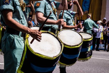 Seville, İspanya - 01 Mayıs 2022 İspanyol Lejyonu 'ndan profesyonel askerlerin geçidi, İspanyol Ordusu' nun bu askeri birliği Feria 'nın fırlatılması için Seville sokaklarında geçit töreni düzenliyor.