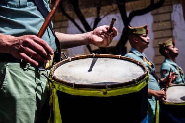 Seville, İspanya - 01 Mayıs 2022 İspanyol Lejyonu 'ndan profesyonel askerlerin geçidi, İspanyol Ordusu' nun bu askeri birliği Feria 'nın fırlatılması için Seville sokaklarında geçit töreni düzenliyor.