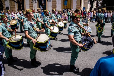 Seville, İspanya - 01 Mayıs 2022 İspanyol Lejyonu 'ndan profesyonel askerlerin geçidi, İspanyol Ordusu' nun bu askeri birliği Feria 'nın fırlatılması için Seville sokaklarında geçit töreni düzenliyor.