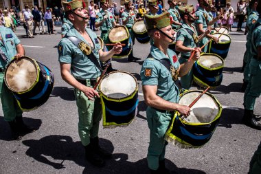 Seville, İspanya - 01 Mayıs 2022 İspanyol Lejyonu 'ndan profesyonel askerlerin geçidi, İspanyol Ordusu' nun bu askeri birliği Feria 'nın fırlatılması için Seville sokaklarında geçit töreni düzenliyor.