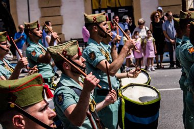 Seville, İspanya - 01 Mayıs 2022 İspanyol Lejyonu 'ndan profesyonel askerlerin geçidi, İspanyol Ordusu' nun bu askeri birliği Feria 'nın fırlatılması için Seville sokaklarında geçit töreni düzenliyor.
