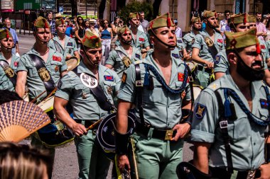 Seville, İspanya - 01 Mayıs 2022 İspanyol Lejyonu 'ndan profesyonel askerlerin geçidi, İspanyol Ordusu' nun bu askeri birliği Feria 'nın fırlatılması için Seville sokaklarında geçit töreni düzenliyor.