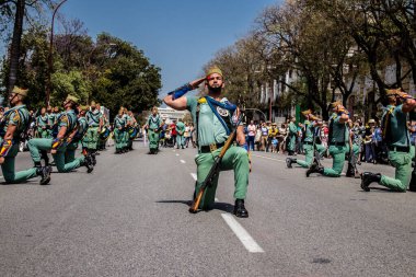 Seville, İspanya - 01 Mayıs 2022 İspanyol Lejyonu 'ndan profesyonel askerlerin geçidi, İspanyol Ordusu' nun bu askeri birliği Feria 'nın fırlatılması için Seville sokaklarında geçit töreni düzenliyor.