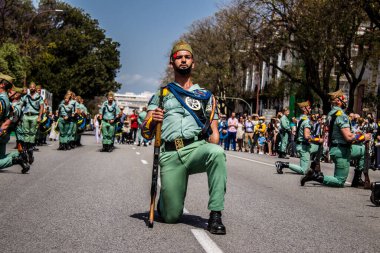 Seville, İspanya - 01 Mayıs 2022 İspanyol Lejyonu 'ndan profesyonel askerlerin geçidi, İspanyol Ordusu' nun bu askeri birliği Feria 'nın fırlatılması için Seville sokaklarında geçit töreni düzenliyor.