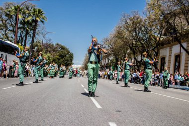 Seville, İspanya - 01 Mayıs 2022 İspanyol Lejyonu 'ndan profesyonel askerlerin geçidi, İspanyol Ordusu' nun bu askeri birliği Feria 'nın fırlatılması için Seville sokaklarında geçit töreni düzenliyor.