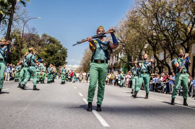 Seville, İspanya - 01 Mayıs 2022 İspanyol Lejyonu 'ndan profesyonel askerlerin geçidi, İspanyol Ordusu' nun bu askeri birliği Feria 'nın fırlatılması için Seville sokaklarında geçit töreni düzenliyor.