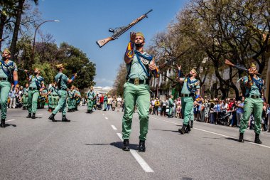 Seville, İspanya - 01 Mayıs 2022 İspanyol Lejyonu 'ndan profesyonel askerlerin geçidi, İspanyol Ordusu' nun bu askeri birliği Feria 'nın fırlatılması için Seville sokaklarında geçit töreni düzenliyor.