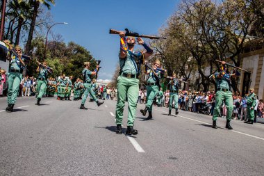 Seville, İspanya - 01 Mayıs 2022 İspanyol Lejyonu 'ndan profesyonel askerlerin geçidi, İspanyol Ordusu' nun bu askeri birliği Feria 'nın fırlatılması için Seville sokaklarında geçit töreni düzenliyor.