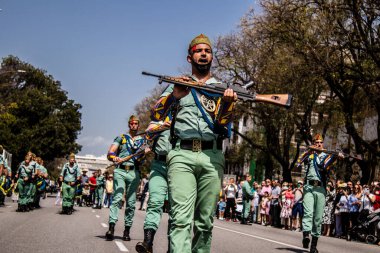 Seville, İspanya - 01 Mayıs 2022 İspanyol Lejyonu 'ndan profesyonel askerlerin geçidi, İspanyol Ordusu' nun bu askeri birliği Feria 'nın fırlatılması için Seville sokaklarında geçit töreni düzenliyor.