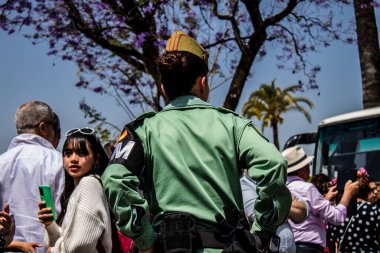 Seville, İspanya - 01 Mayıs 2022 İspanyol Lejyonu 'ndan profesyonel askerlerin geçidi, İspanyol Ordusu' nun bu askeri birliği Feria 'nın fırlatılması için Seville sokaklarında geçit töreni düzenliyor.