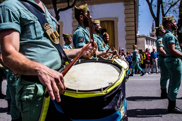 Seville, İspanya - 01 Mayıs 2022 İspanyol Lejyonu 'ndan profesyonel askerlerin geçidi, İspanyol Ordusu' nun bu askeri birliği Feria 'nın fırlatılması için Seville sokaklarında geçit töreni düzenliyor.