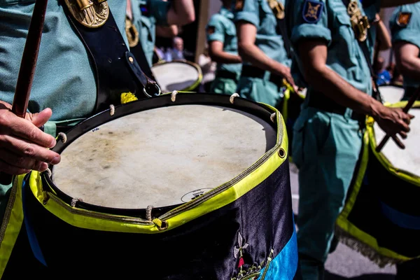 Seville, İspanya - 01 Mayıs 2022 İspanyol Lejyonu 'ndan profesyonel askerlerin geçidi, İspanyol Ordusu' nun bu askeri birliği Feria 'nın fırlatılması için Seville sokaklarında geçit töreni düzenliyor.