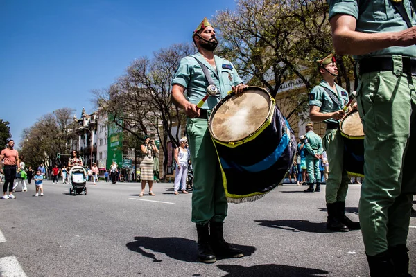 Seville, İspanya - 01 Mayıs 2022 İspanyol Lejyonu 'ndan profesyonel askerlerin geçidi, İspanyol Ordusu' nun bu askeri birliği Feria 'nın fırlatılması için Seville sokaklarında geçit töreni düzenliyor.