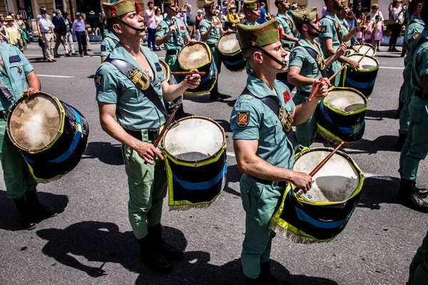 Seville, İspanya - 01 Mayıs 2022 İspanyol Lejyonu 'ndan profesyonel askerlerin geçidi, İspanyol Ordusu' nun bu askeri birliği Feria 'nın fırlatılması için Seville sokaklarında geçit töreni düzenliyor.
