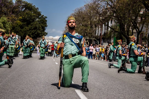 Seville, İspanya - 01 Mayıs 2022 İspanyol Lejyonu 'ndan profesyonel askerlerin geçidi, İspanyol Ordusu' nun bu askeri birliği Feria 'nın fırlatılması için Seville sokaklarında geçit töreni düzenliyor.