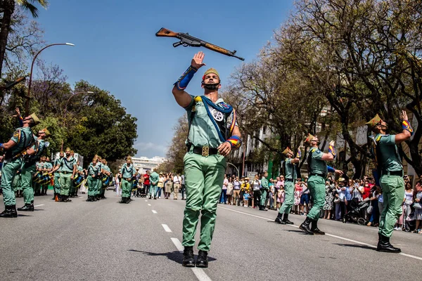 Seville, İspanya - 01 Mayıs 2022 İspanyol Lejyonu 'ndan profesyonel askerlerin geçidi, İspanyol Ordusu' nun bu askeri birliği Feria 'nın fırlatılması için Seville sokaklarında geçit töreni düzenliyor.