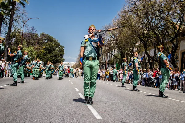 Seville, İspanya - 01 Mayıs 2022 İspanyol Lejyonu 'ndan profesyonel askerlerin geçidi, İspanyol Ordusu' nun bu askeri birliği Feria 'nın fırlatılması için Seville sokaklarında geçit töreni düzenliyor.
