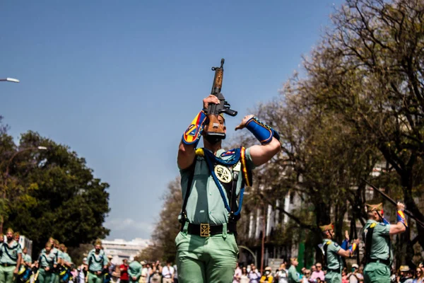 Seville, İspanya - 01 Mayıs 2022 İspanyol Lejyonu 'ndan profesyonel askerlerin geçidi, İspanyol Ordusu' nun bu askeri birliği Feria 'nın fırlatılması için Seville sokaklarında geçit töreni düzenliyor.