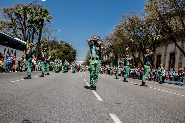 Seville, İspanya - 01 Mayıs 2022 İspanyol Lejyonu 'ndan profesyonel askerlerin geçidi, İspanyol Ordusu' nun bu askeri birliği Feria 'nın fırlatılması için Seville sokaklarında geçit töreni düzenliyor.