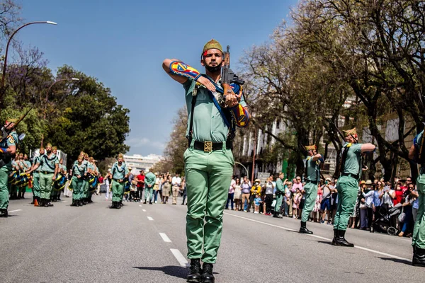 Seville, İspanya - 01 Mayıs 2022 İspanyol Lejyonu 'ndan profesyonel askerlerin geçidi, İspanyol Ordusu' nun bu askeri birliği Feria 'nın fırlatılması için Seville sokaklarında geçit töreni düzenliyor.