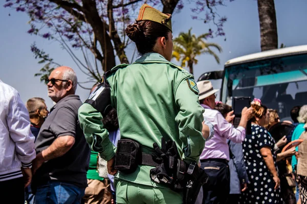 Seville, İspanya - 01 Mayıs 2022 İspanyol Lejyonu 'ndan profesyonel askerlerin geçidi, İspanyol Ordusu' nun bu askeri birliği Feria 'nın fırlatılması için Seville sokaklarında geçit töreni düzenliyor.