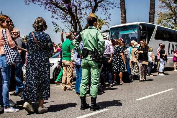 Seville, İspanya - 01 Mayıs 2022 İspanyol Lejyonu 'ndan profesyonel askerlerin geçidi, İspanyol Ordusu' nun bu askeri birliği Feria 'nın fırlatılması için Seville sokaklarında geçit töreni düzenliyor.