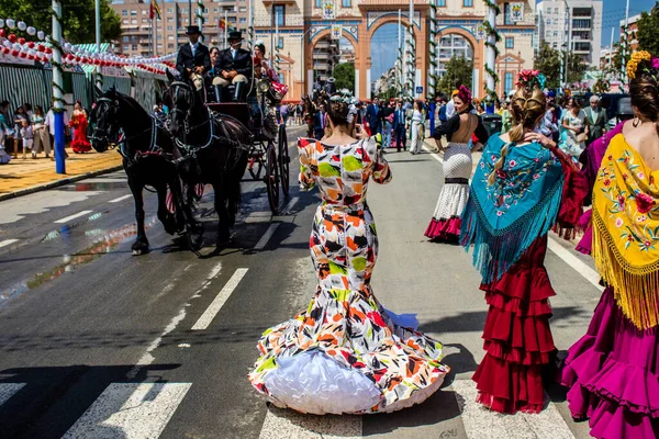 Sewilla Hiszpania Maja 2022 Sewille Ubrane Tradycyjny Andaluzyjski Sposób Jadą — Zdjęcie stockowe