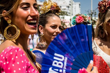 Seville, İspanya - 1 Mayıs 2022 Sevilla 'lılar geleneksel Endülüs tarzında giyinmiş Feria de Seville koridorlarında dolaşıyorlar.