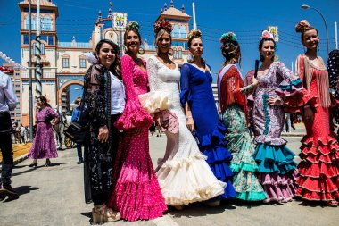 Seville, İspanya - 1 Mayıs 2022 Sevilla 'lılar geleneksel Endülüs tarzında giyinmiş Feria de Seville koridorlarında dolaşıyorlar.